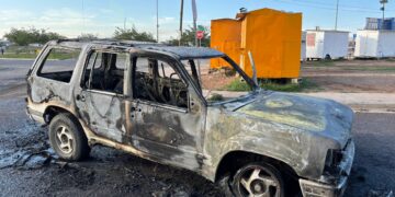 Arde camioneta por un cortocircuito en Vistas del Norte; conductor se da a la fuga