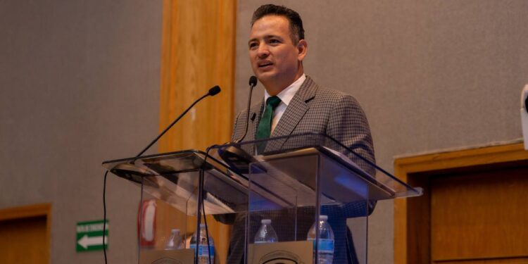 Felicita Marco Bonilla a nuevos docentes en ceremonia de graduación