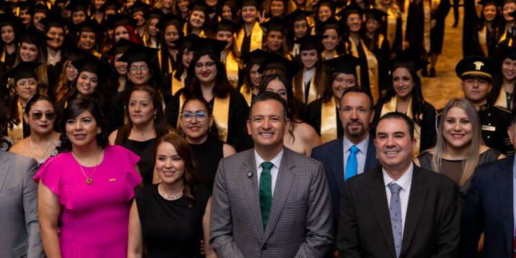 Felicita Marco Bonilla a nuevos docentes en ceremonia de graduación