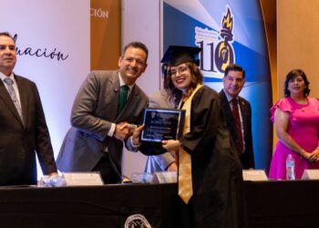 Felicita Marco Bonilla a nuevos docentes en ceremonia de graduación