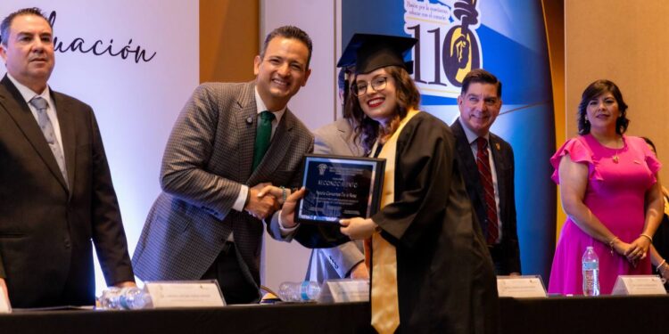 Felicita Marco Bonilla a nuevos docentes en ceremonia de graduación