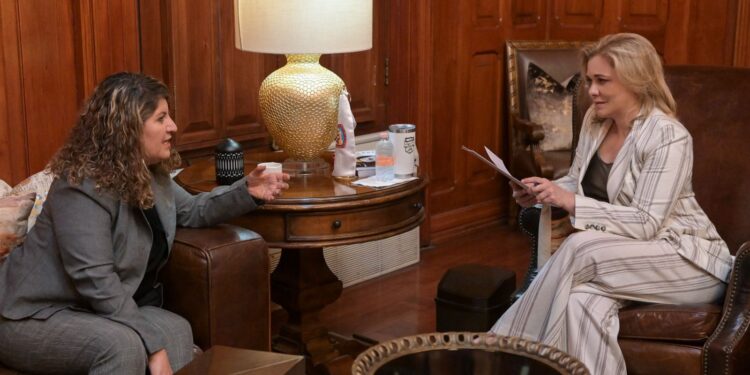 Maru Campos se reúne con activistas por los derechos de las mujeres