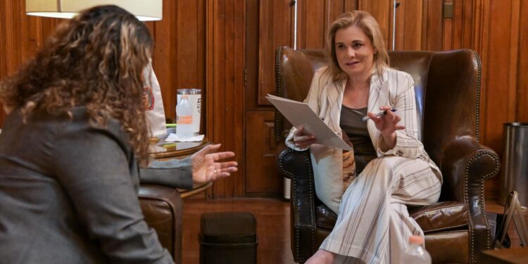 Maru Campos se reúne con activistas por los derechos de las mujeres