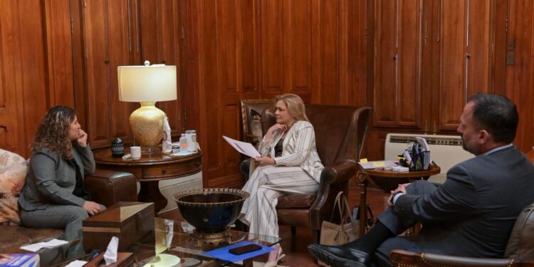 Maru Campos se reúne con activistas por los derechos de las mujeres