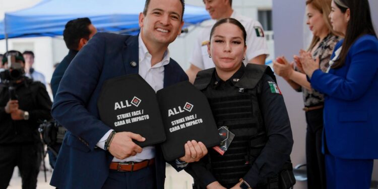 Entregan chalecos y armas nuevas a policías municipales