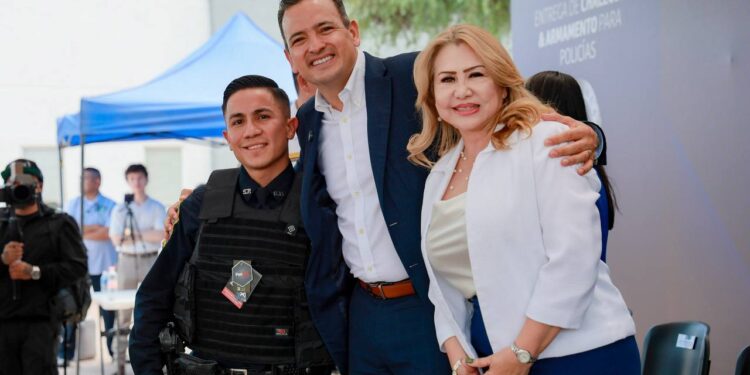 Entregan chalecos y armas nuevas a policías municipales