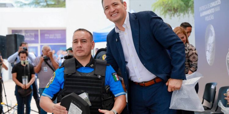 Entregan chalecos y armas nuevas a policías municipales