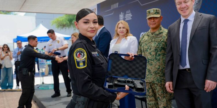 Entregan chalecos y armas nuevas a policías municipales