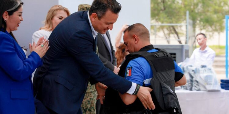 Entregan chalecos y armas nuevas a policías municipales