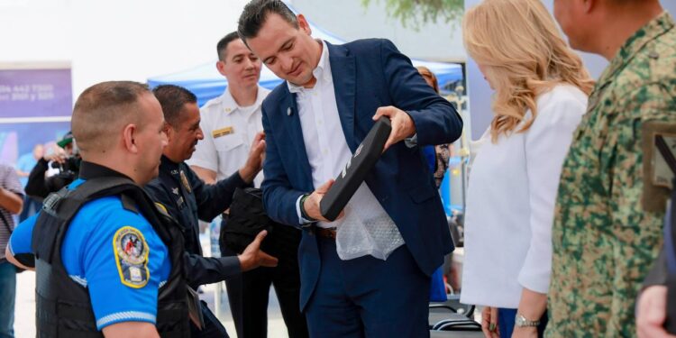 Entregan chalecos y armas nuevas a policías municipales