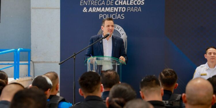 Entregan chalecos y armas nuevas a policías municipales