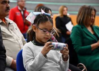 Entregan más de 10 mil lentes gratuitos a estudiantes de nivel básico