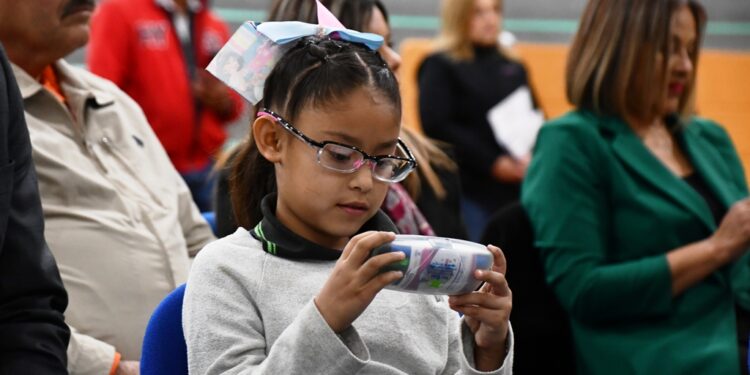 Entregan más de 10 mil lentes gratuitos a estudiantes de nivel básico
