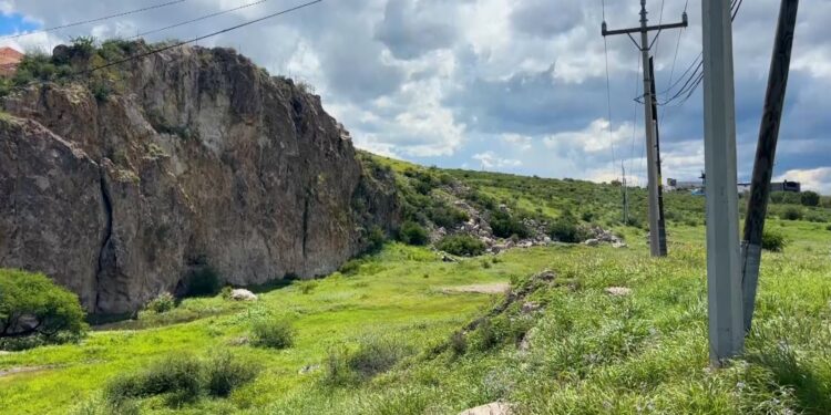 Activistas pintan mural en El Reliz contra pavimentación