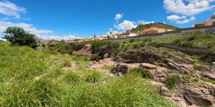 Activistas pintan mural en El Reliz contra pavimentación