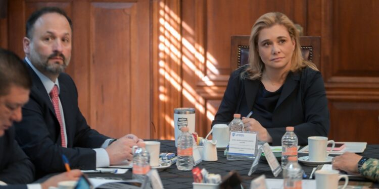 Refrenda Maru Campos trabajo coordinado por la paz en Chihuahua