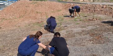 Jóvenes con problemas de conducta plantan árboles en el ISSCUU