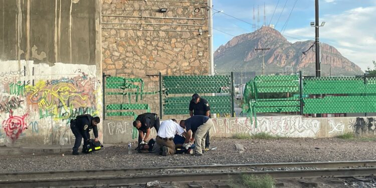 Migrante cae de tren y sufre fractura expuesta en la Av. Pacheco