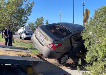 Conductora herida y atrapada tras volcar en la Vialidad Sacramento