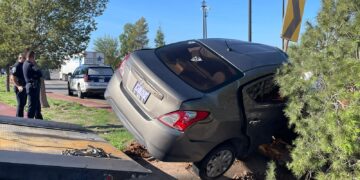 Conductora herida y atrapada tras volcar en la Vialidad Sacramento