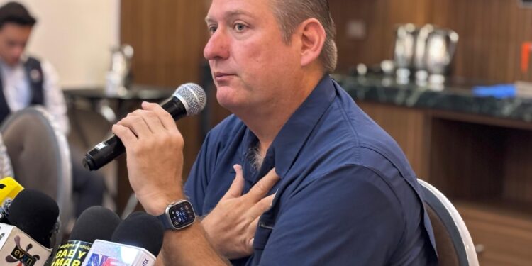 Buscan prohibir redes sociales a menores de 14 años