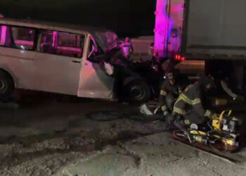 Conductor prensado y grave tras chocar contra tráiler en la Juan Pablo II