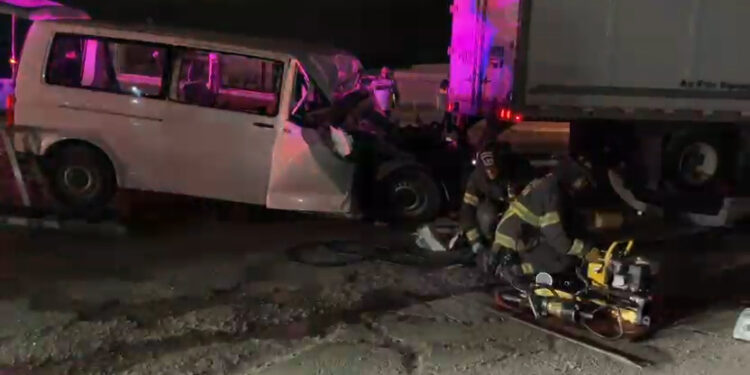 Conductor prensado y grave tras chocar contra tráiler en la Juan Pablo II