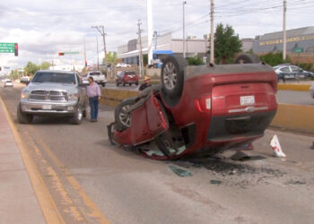Mujer queda inconsciente tras volcadura en calles de Cuauhtémoc
