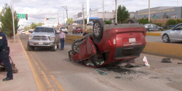 Mujer queda inconsciente tras volcadura en calles de Cuauhtémoc
