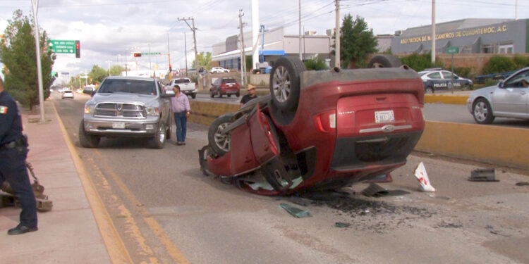 Mujer queda inconsciente tras volcadura en calles de Cuauhtémoc