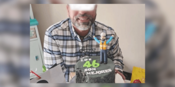 Indignación por pastel con forma de muro derrumbado en Monte Xénit