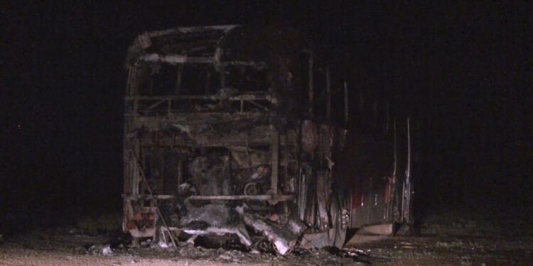 Autobús se incendia en carretera de Camargo a Jiménez