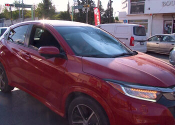 Hombre con esquizofrenia y drogado se avienta contra un auto