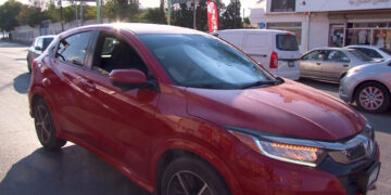 Hombre con esquizofrenia y drogado se avienta contra un auto