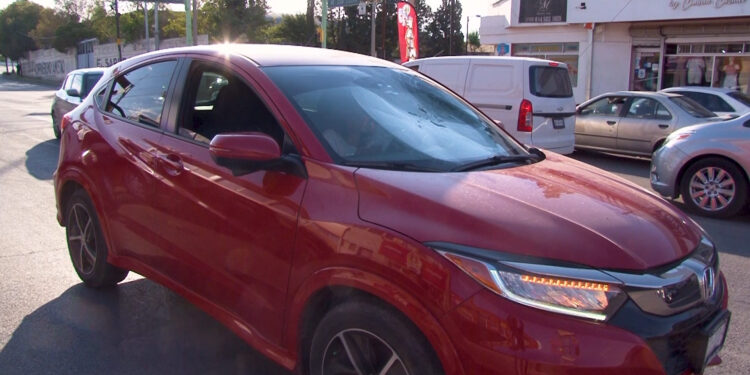 Hombre con esquizofrenia y drogado se avienta contra un auto