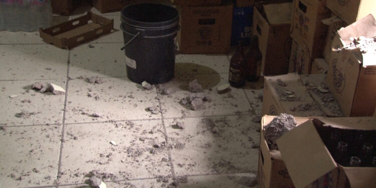 Roban mercancía de expendio de cerveza en el norte de la ciudad