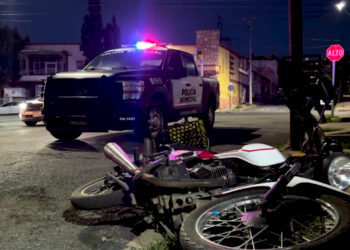 Adulto mayor ebrio cae de su moto en la colonia Obrera