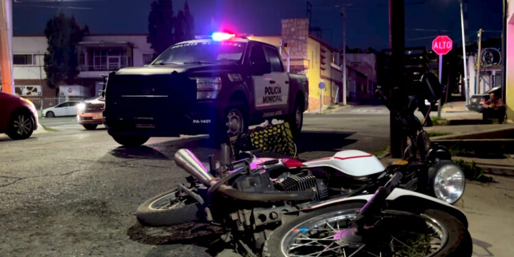 Adulto mayor ebrio cae de su moto en la colonia Obrera