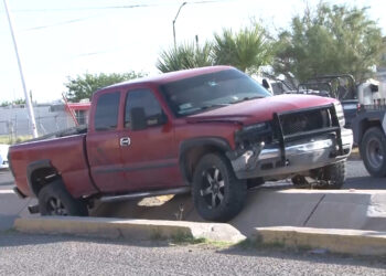 Cae camioneta a canal en la colonia Obrera de Delicias