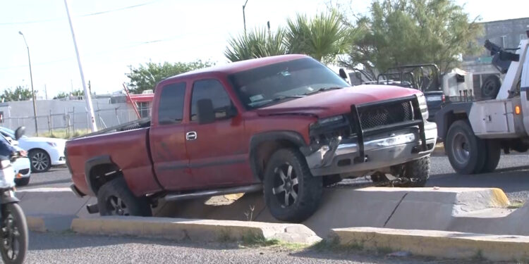 Cae camioneta a canal en la colonia Obrera de Delicias