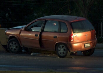 Mujer choca contra muro de contención por encandilarse con el sol 