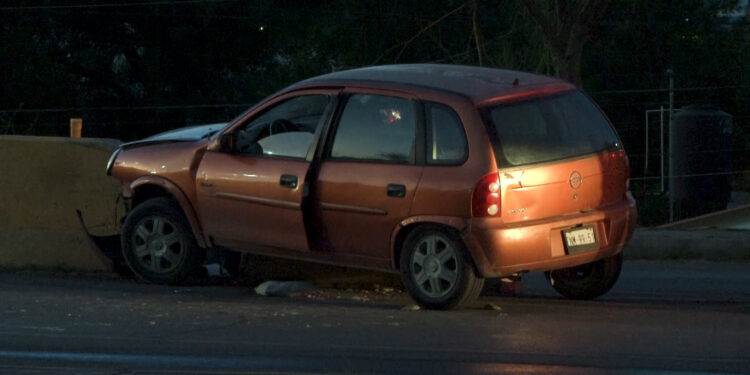 Mujer choca contra muro de contención por encandilarse con el sol