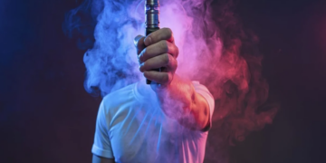 Darán 15 latigazos y cárcel a vendedores de vapeadores en Singapur