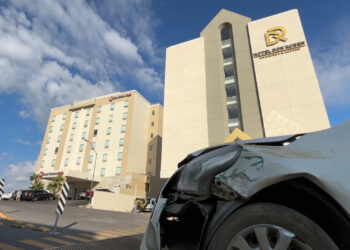 Choque de vehículo deja sin luz al Hotel Don Rubén