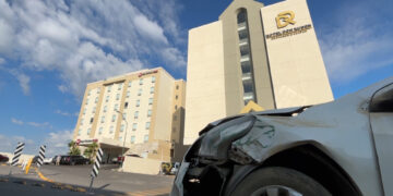 Choque de vehículo deja sin luz al Hotel Don Rubén