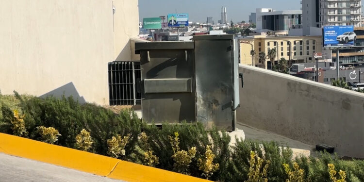 Choque de vehículo deja sin luz al Hotel Don Rubén