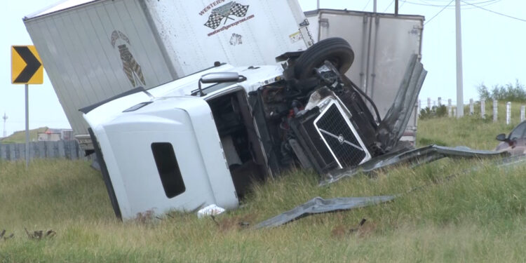 Tráiler se vuelca en la carretera 45, en Rosales