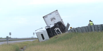 Tráiler se vuelca en la carretera 45, en Rosales