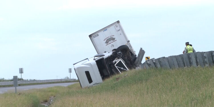 Tráiler se vuelca en la carretera 45, en Rosales