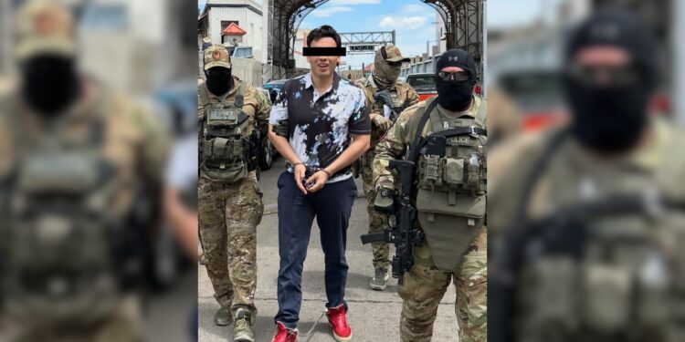 Difunde embajador de EU foto de Julio César Chávez Jr. esposado de manos y pies